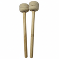 Par de baquetas para bombo de madera natural con cabeza de cuero beige y mango torneado