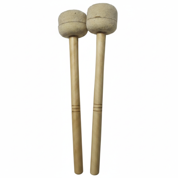 Par de baquetas para bombo de madera natural con cabeza de cuero beige y mango torneado